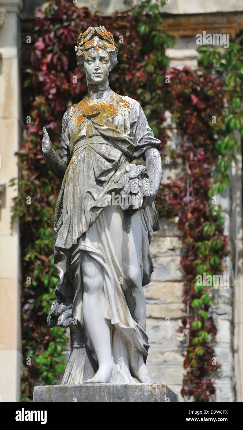 Statue dans les jardins du château de Peles de Sinaia, La Vallée de Prahova, Roumanie, Banque D'Images