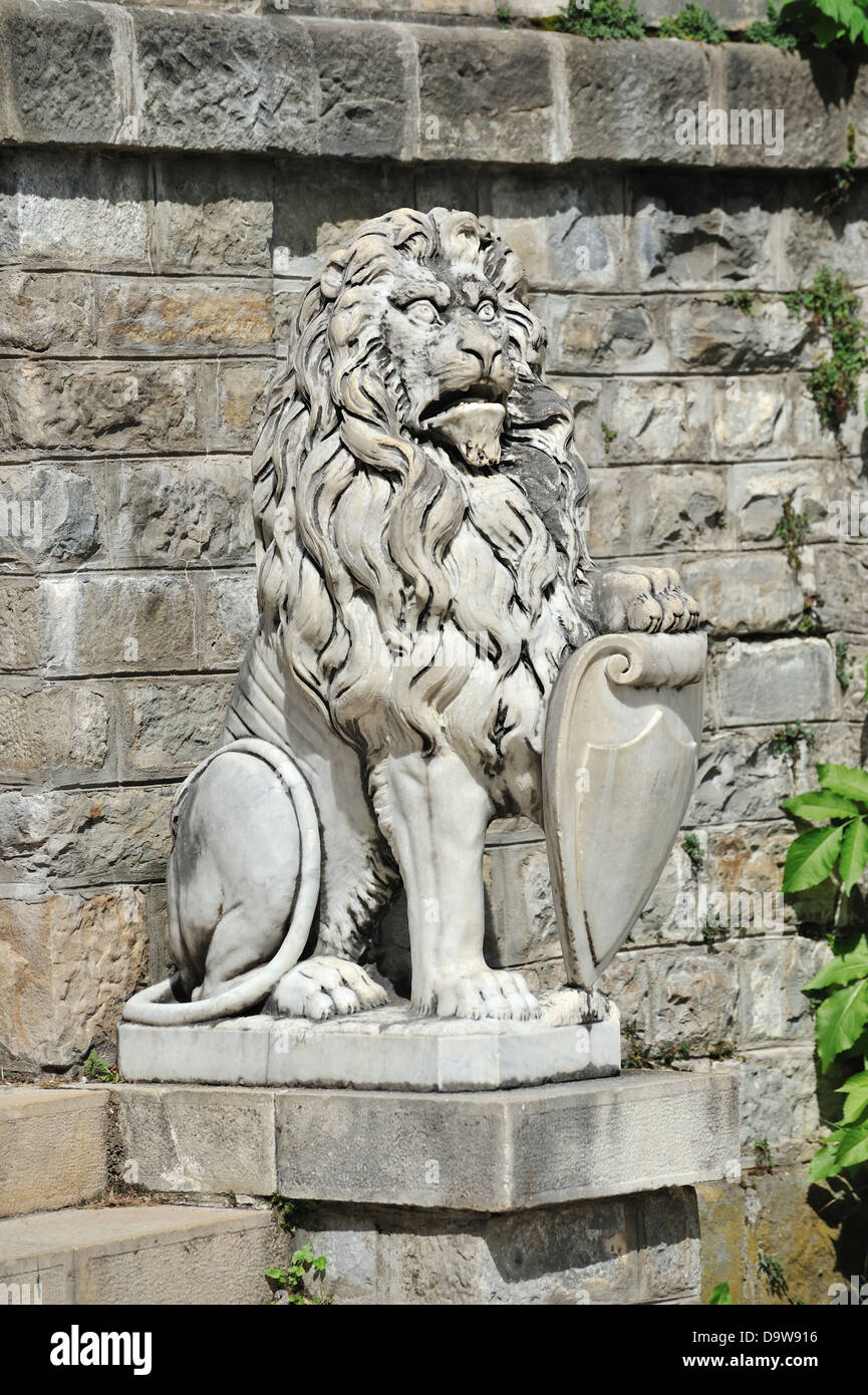 Statue dans les jardins du château de Peles de Sinaia, La Vallée de Prahova, Roumanie, Banque D'Images