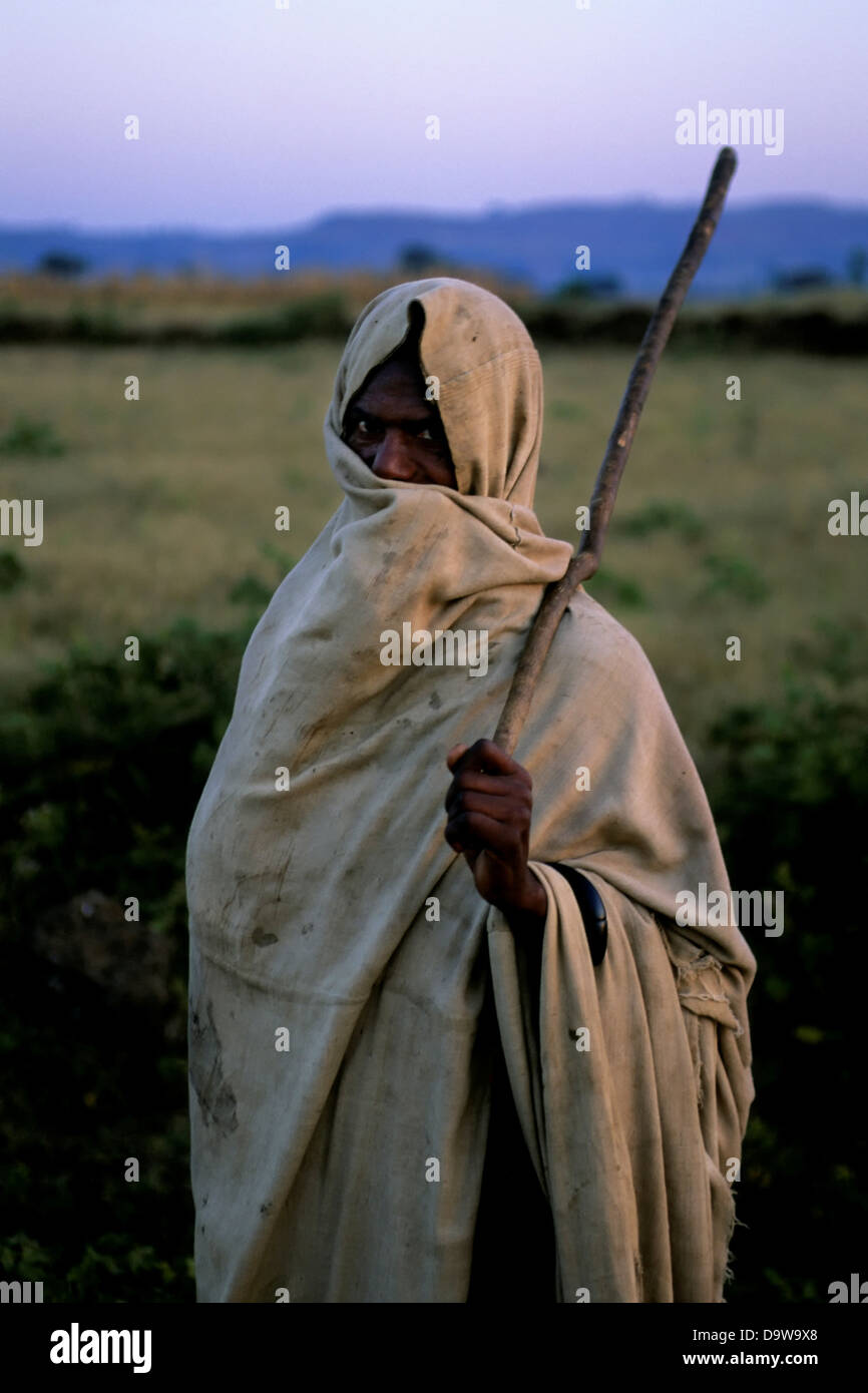 L'Éthiopie, près de Bahar Dar, l'homme drapé de tissu Banque D'Images