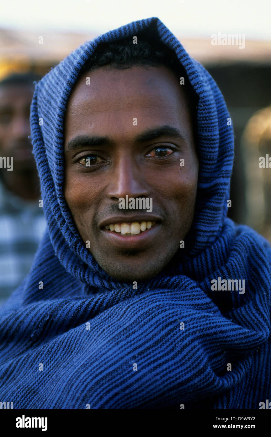 L'Éthiopie, près de Bahar Dar, petit village, l'homme drapé de tissu bleu Banque D'Images
