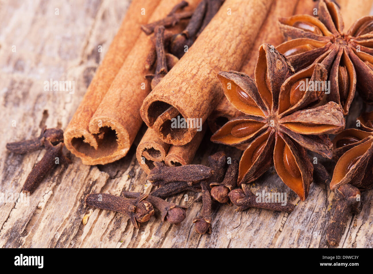 Herbes et épices sur fond de bois Banque D'Images