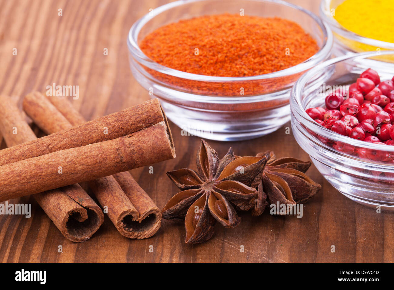 Herbes et épices sur fond de bois Banque D'Images