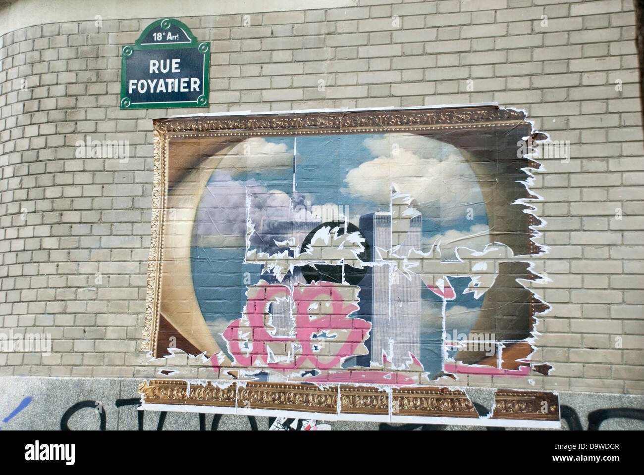Poster graffiti sur le mur de la rue Foyatier, Paris, représentant les Twin Towers de New York en feu, à l'intérieur de l'œil. Banque D'Images