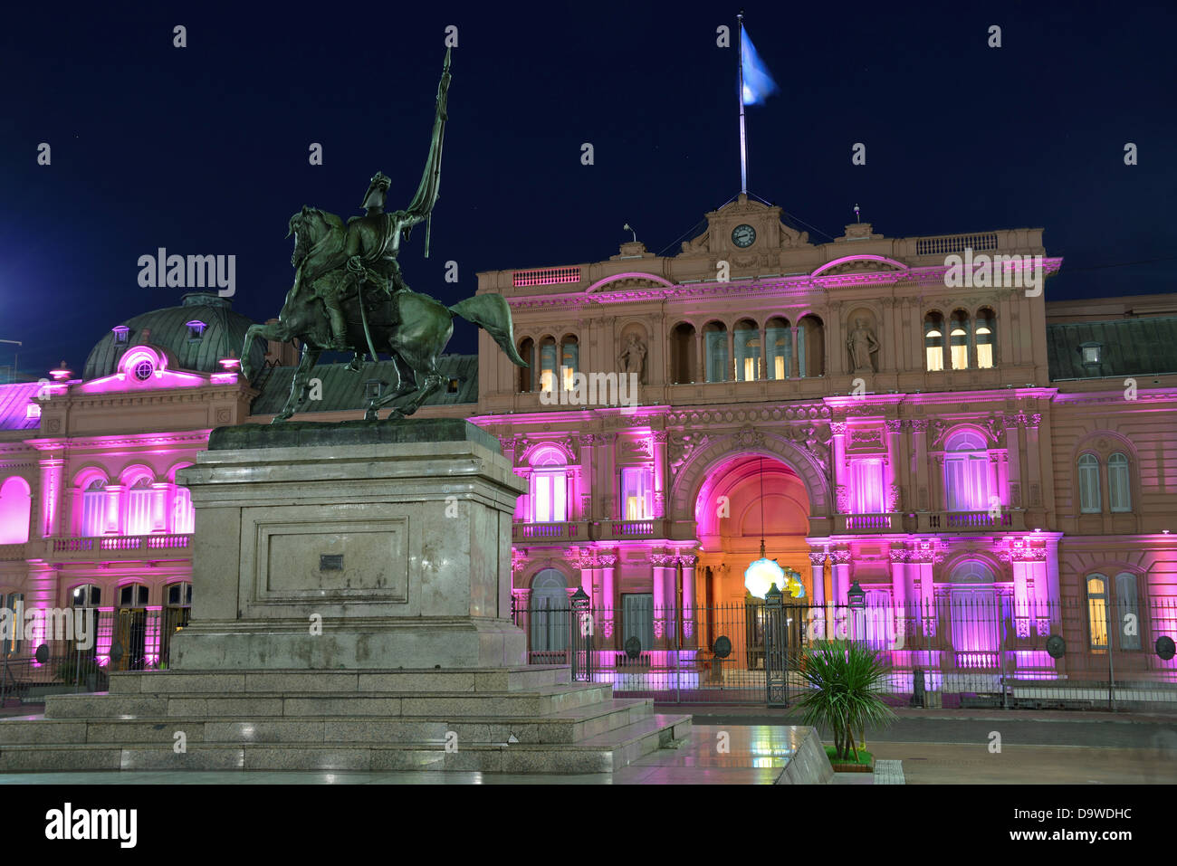 L'ARGENTINE, Buenos Aires, Casa Rosada et statue du général Manuel Belgrano Banque D'Images