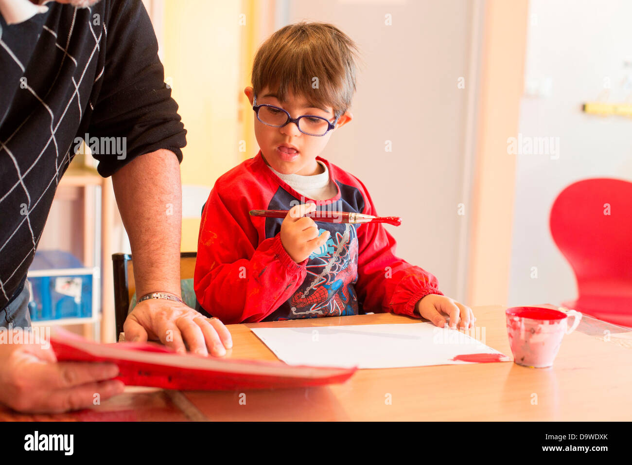 7 ans dow's syndrome éduqués dans un IME ici éducateur moniteur intervention éducative Institut Medical-Educational Banque D'Images