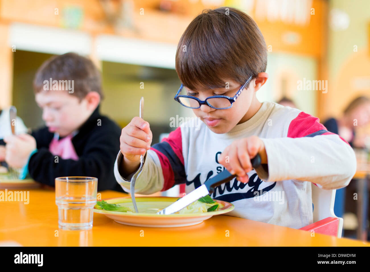 7 ans garçon avec le syndrome de éduqués dans un IME Institut Medical-Educational Montmoreau, Charente. Banque D'Images