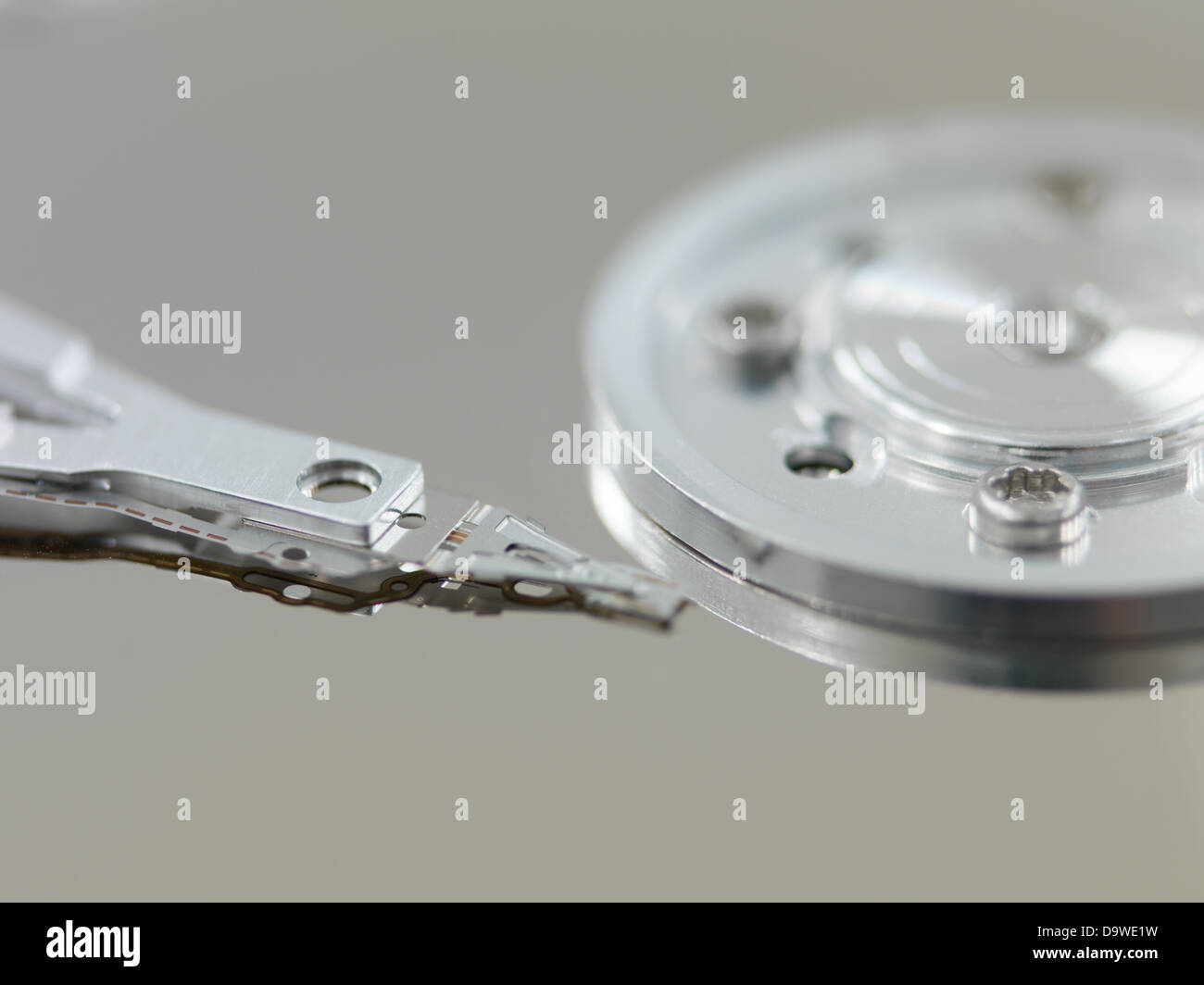 Macro illustration d'un disque dur démonté montrant le curseur et le bras et la tête de l'actionneur Banque D'Images