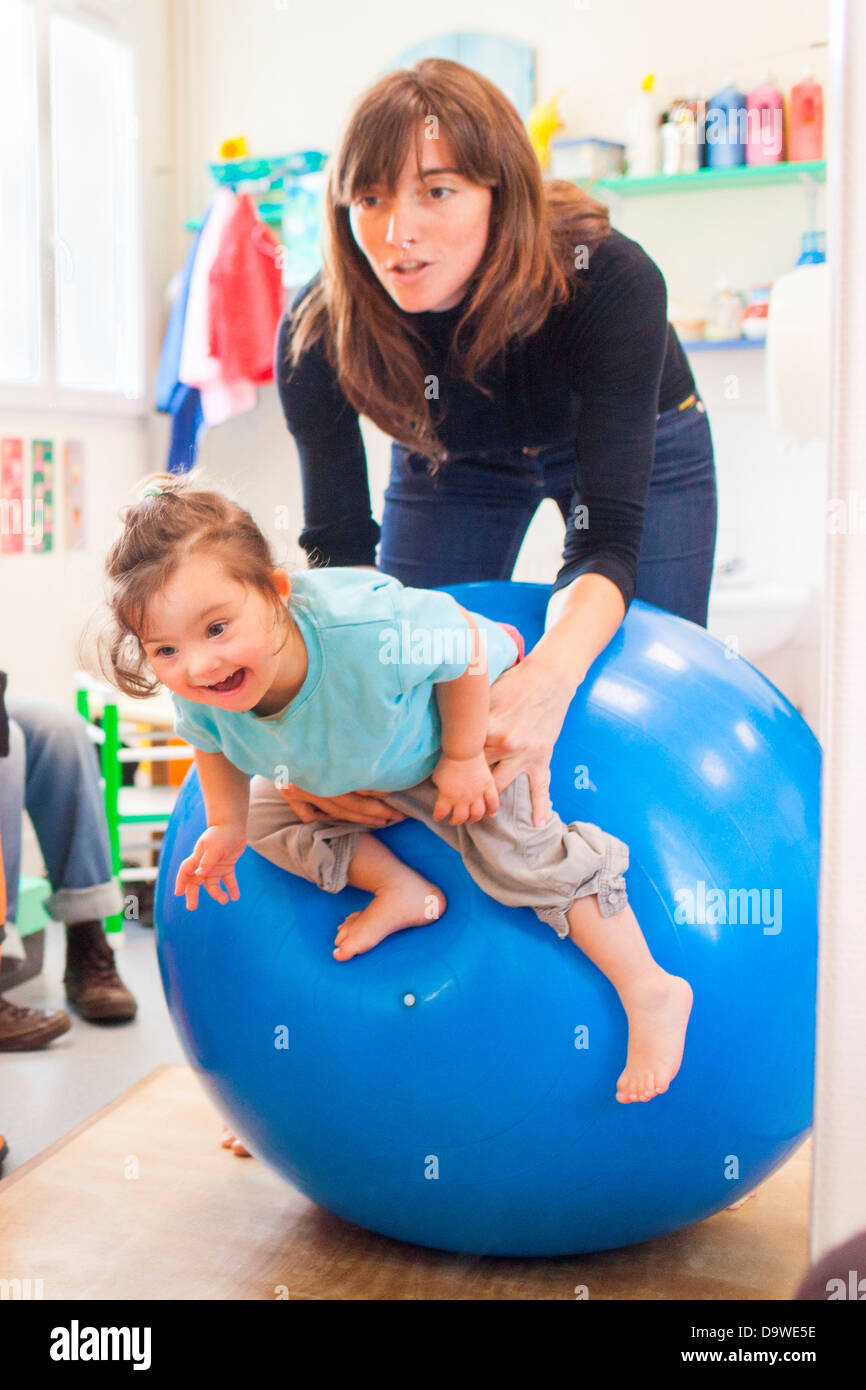 2 ans et demi fille avec le syndrome de la psychomotricité session Photo Stock Alamy