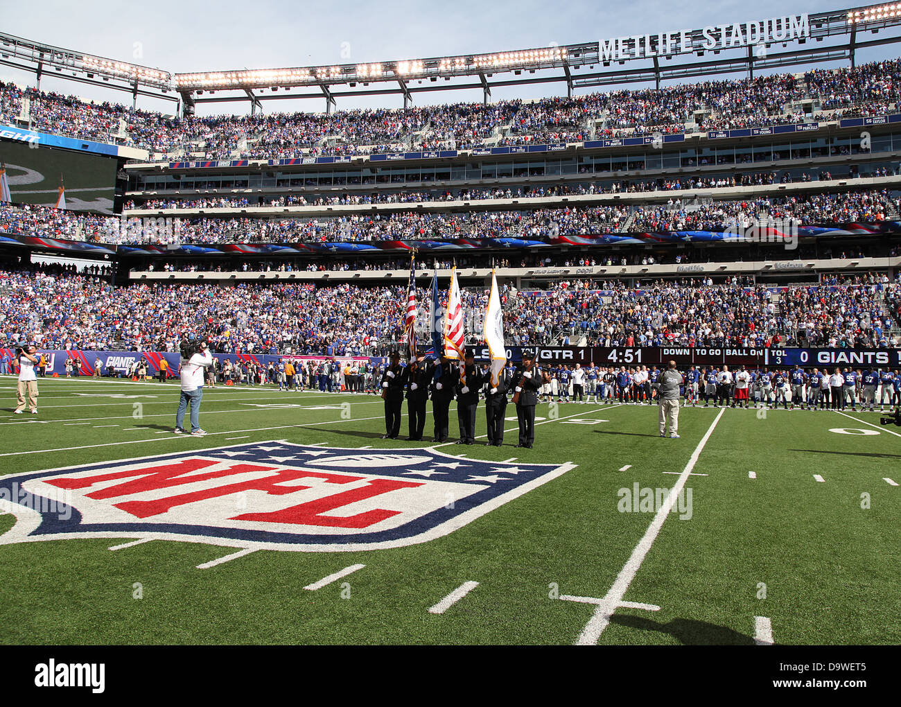 Cette image montre la Garde d'honneur lors d'un événement de la NFL, mettant l'accent sur les fonctions cérémonielles accomplies par le personnel militaire lors d'un événement public majeur. Banque D'Images