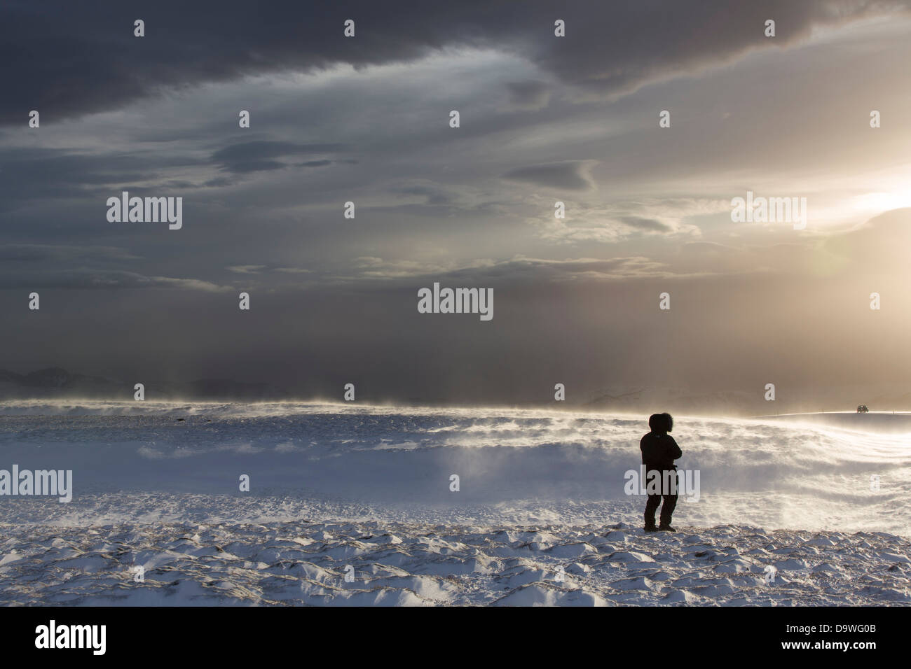 Homme debout dans une tempête de neige en Mosfellsheidi, Islande - snjóstormi Maður í á Mosfellsheiði Banque D'Images