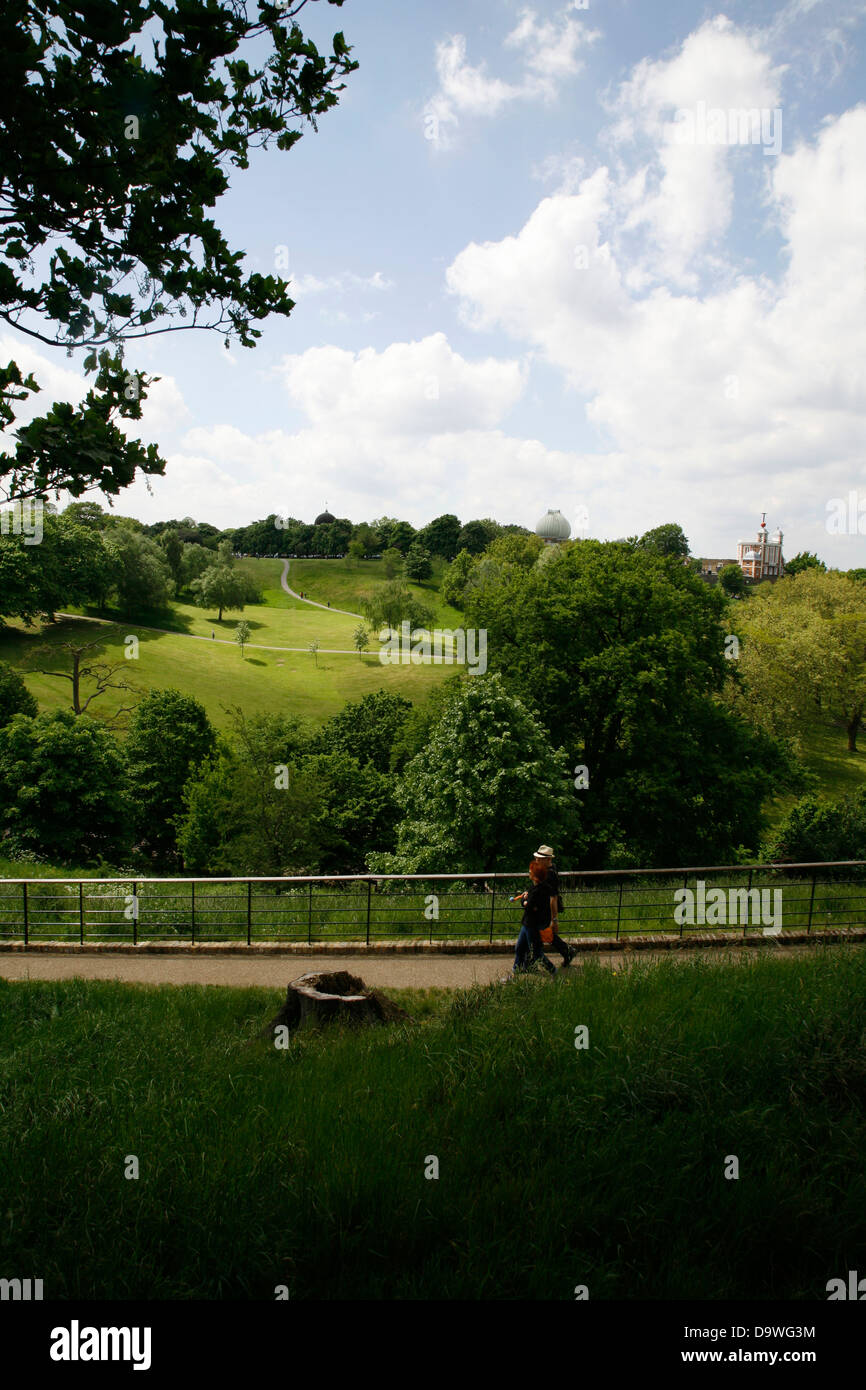 Vue depuis le haut de One Tree Hill sur le parc de Greenwich vers le planétarium et Old Royal Observatory, Greenwich, London, UK Banque D'Images