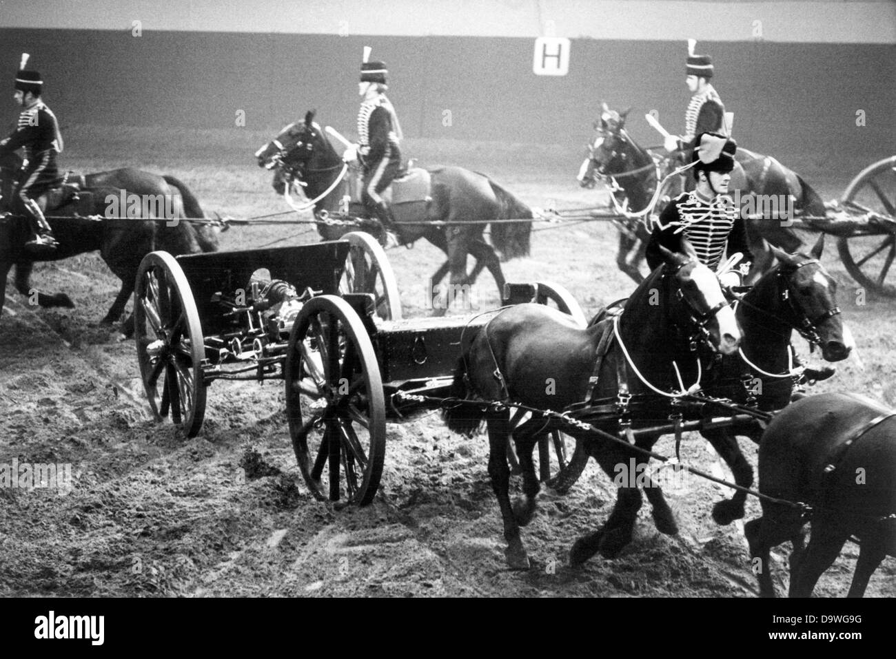 Les troupes britanniques du cérémonial des troupes du roi Royal Horse Artillery pendant une performance dans le cadre de la British Tattoo dans la Deutschlandhalle à Berlin le 22 juillet 1971. L'unité, qui est bien connu pour ses coups de canons, se félicite de la Première Guerre mondiale avec l'aide de chevaux. Banque D'Images