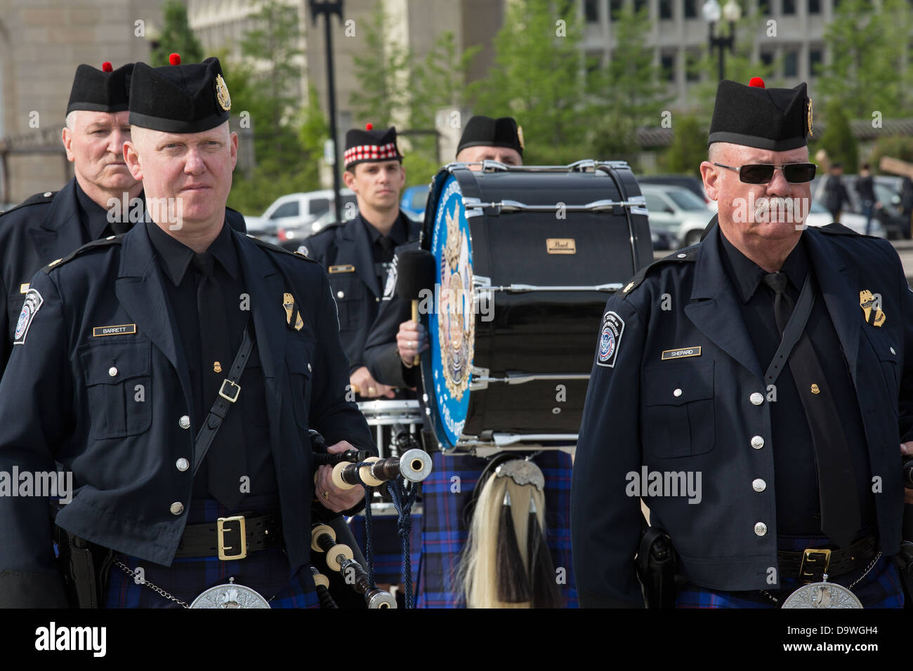 OFO Pipes & Drum 20 présente les agents des douanes et de la protection des frontières des États-Unis participant à une représentation cérémonielle. Ce groupe fait partie de la tradition culturelle de l'agence, se produisant lors d'événements publics et symbolisant le service et le dévouement de l'équipe de la protection des frontières. Banque D'Images