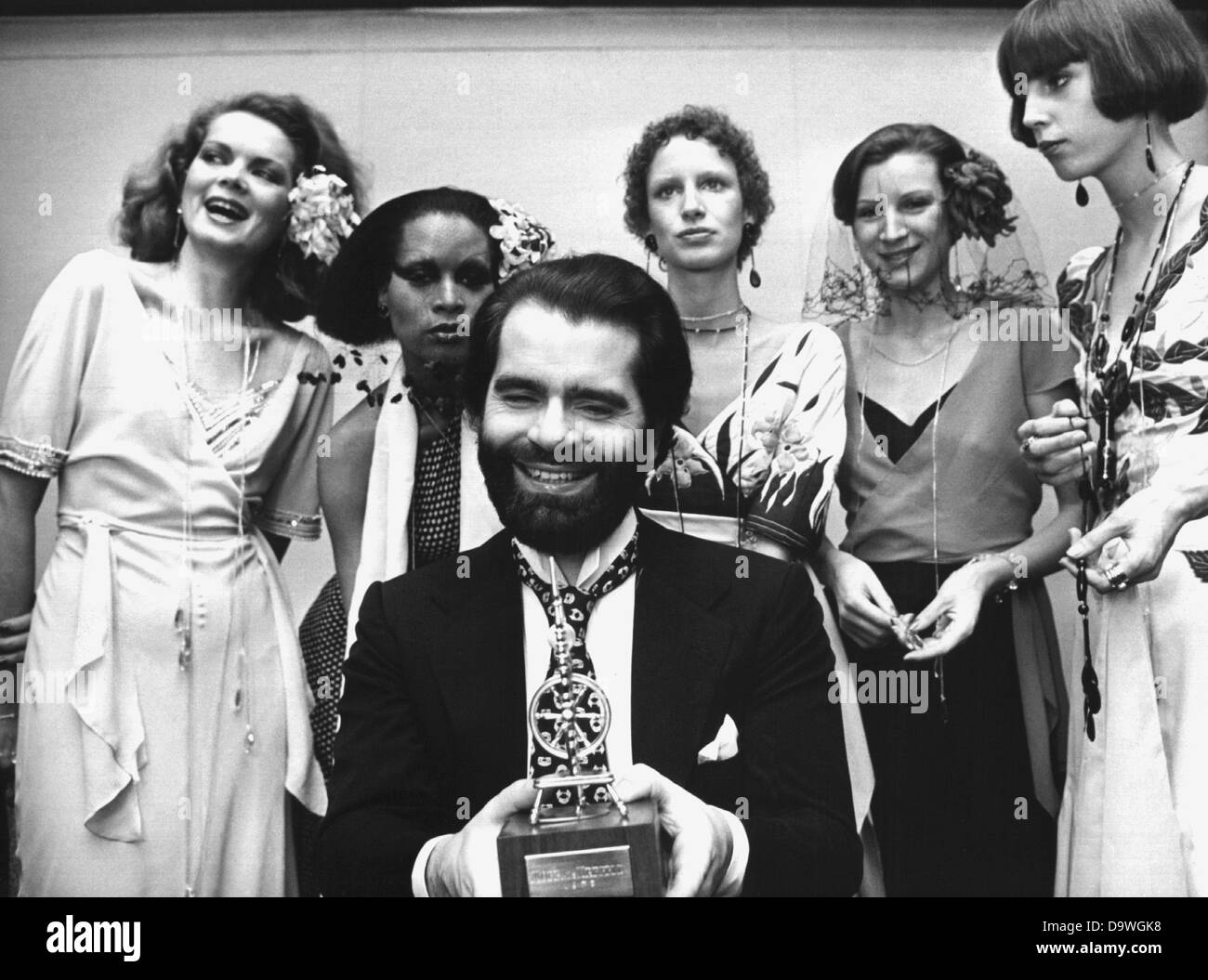 Designer allemand Karl Lagerfeld avec le rouet d'Or', qui a été attribuée à Krefeld le 29 novembre à 19773. Banque D'Images