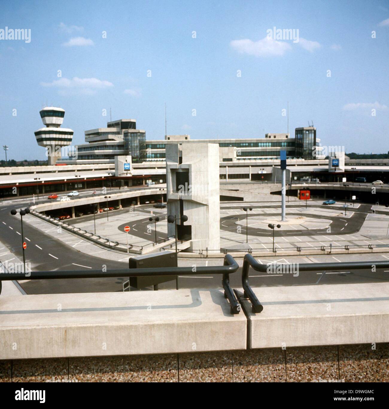 Avis sur l'aire de stationnement, les portes et de l'immeuble principal avec la tour de l'aéroport de Berlin-Tegel. Le nouvel aéroport de Berlin-Tegel a été mis en service le 1er novembre en 1974. Banque D'Images