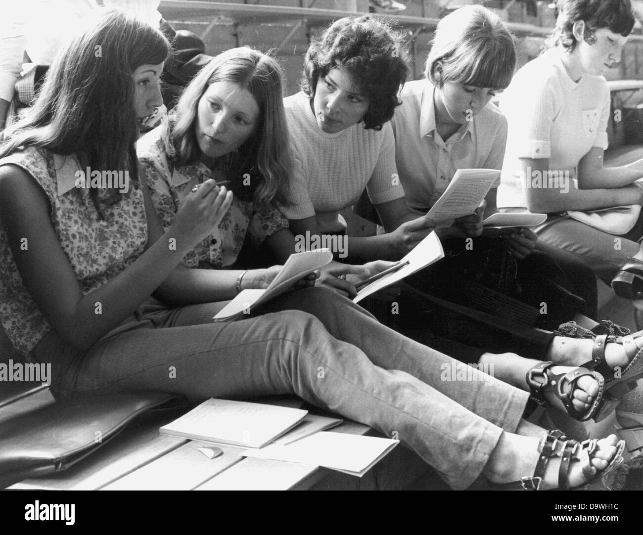 Les jeunes femmes discuter au cours de la rencontre de Pentecôte Œcuménique à Augsbourg en juin 1971. Banque D'Images
