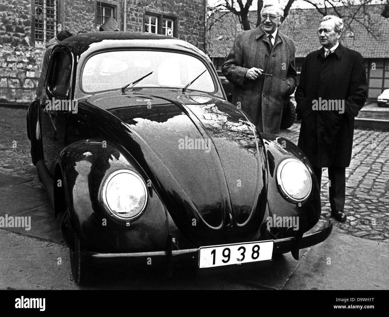 Ferdinand Porsche (r), fils du même nom constructeur Volkswagen, et Iwan Hirst (l) debout à côté d'un VW Käfer le 25 novembre en 1976 à Berlin à l'occasion du 40e anniversaire de l'usine VW de Wolfsburg. Banque D'Images