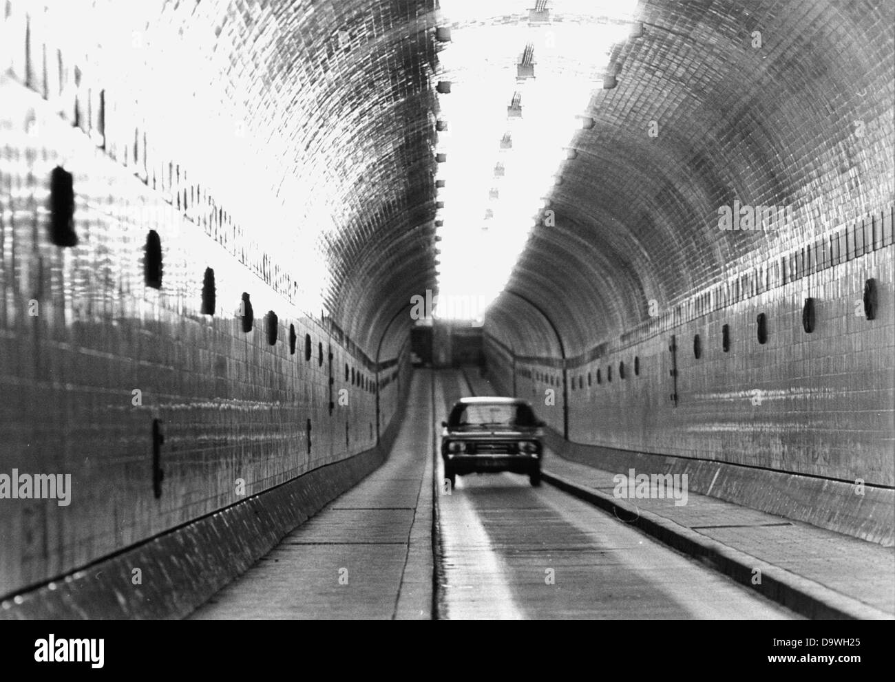 Une voiture conduit par le nouveau tunnel de l'Elbe à Hambourg le 14 février en 1973. Le nouveau tunnel a été ouvert à la circulation le 10 janvier en 1975. Banque D'Images