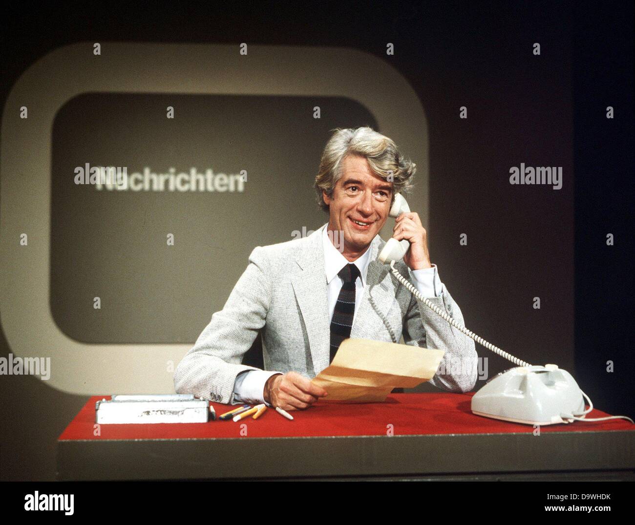 Présentateur et animateur de télévision néerlandais Rudi Carrell prend un appel au cours de son émission de télévision 'Rudi's Daily Show Extra' (sans date photo). Banque D'Images