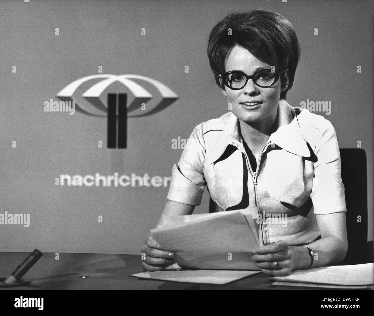 Premiere pour la première femme présentatrice TV à la télévision allemande : Wibke Bruhns lit les dernières nouvelles de la ZDF en tant que première femme à partir du 12 mai en 1971. Banque D'Images
