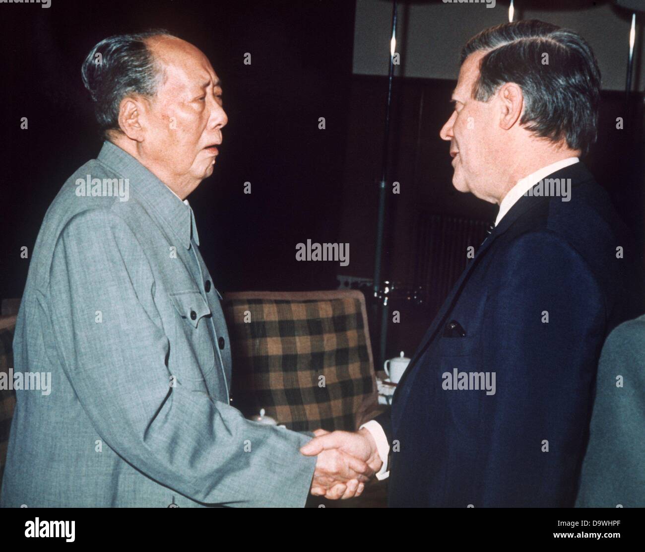 Le chancelier allemand Helmut Schmidt (r) est reçu par le 1er président Mao Zedong (l) lors de sa visite à la République populaire de Chine le 30 octobre en 1975 à Beijing. Banque D'Images