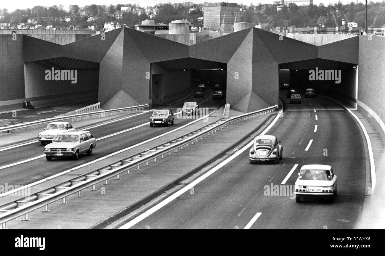 À gauche le tube presque terminé de l'Elbe Tunnel, tandis que le trafic s'écoule à travers les deux autres tubes, photographié en janvier 1975. Banque D'Images