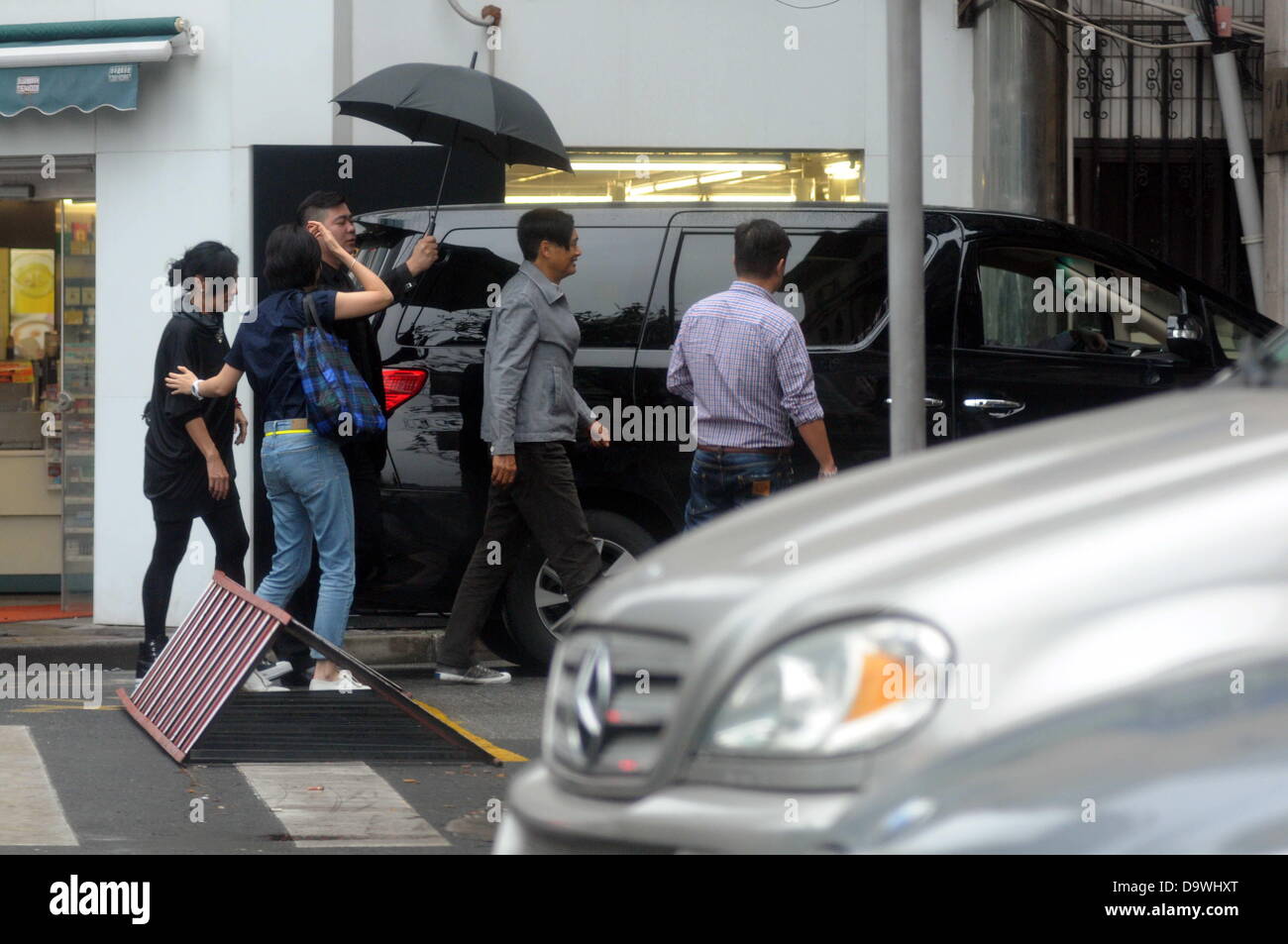 Chow Yun Fat et sa femme s'est rendu à un déjeuner avec des amis à Shanghai, Chine, le mercredi 26 juin, 2013. Banque D'Images