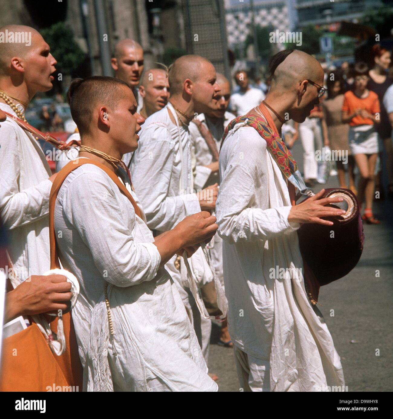Les adeptes de la secte Radha-Krisnan inviter pour une visite de leur temple avec chants et danses, photographiés dans les années 1970. Banque D'Images