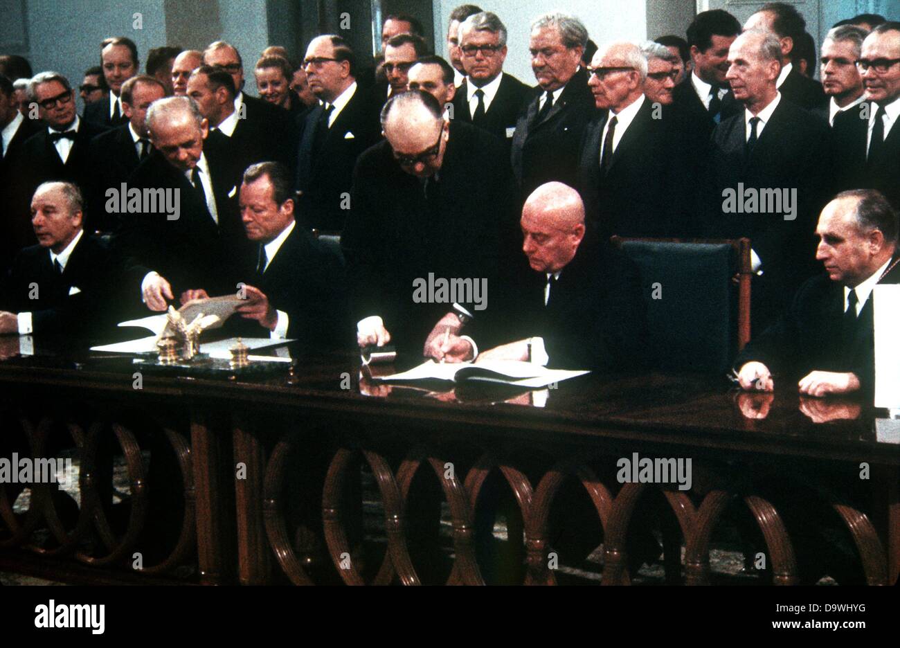 Le chancelier Willy Brandt (2e de gauche) et la ministre polonaise président Jozef Cyrankiewicz (2e de droite) signer le traité germano-polonais le 7 décembre en 1970 à Varsovie. À gauche le ministre allemand des affaires étrangères, Walter Scheel, à droite le ministre polonais des affaires étrangères Stefan Jedrychowski. Cyrankiewicz se tient derrière le président du parti polonais Wladyslaw Gomulka. Banque D'Images