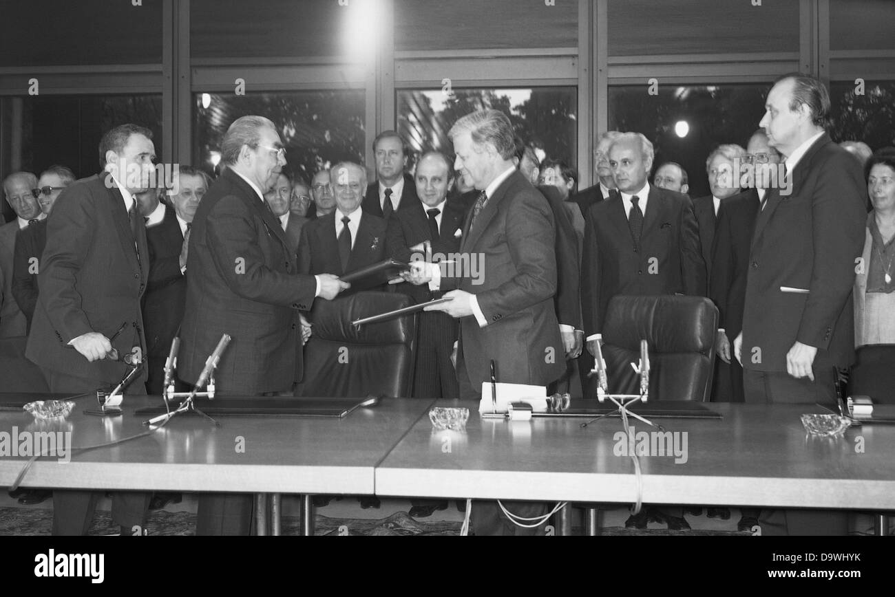 Le président de l'état soviétique Leonid Brejnev (l) et le chancelier Helmut Schmidt (r) échange une déclaration signée et une entente économique le 6 mai en 1978 à Bonn. Gauche de Brejnev est le ministre des affaires étrangères soviétique Andrei Gromyko, droit de Schmidt, ministre des affaires étrangères allemand Hans-Dietrich Genscher. Banque D'Images