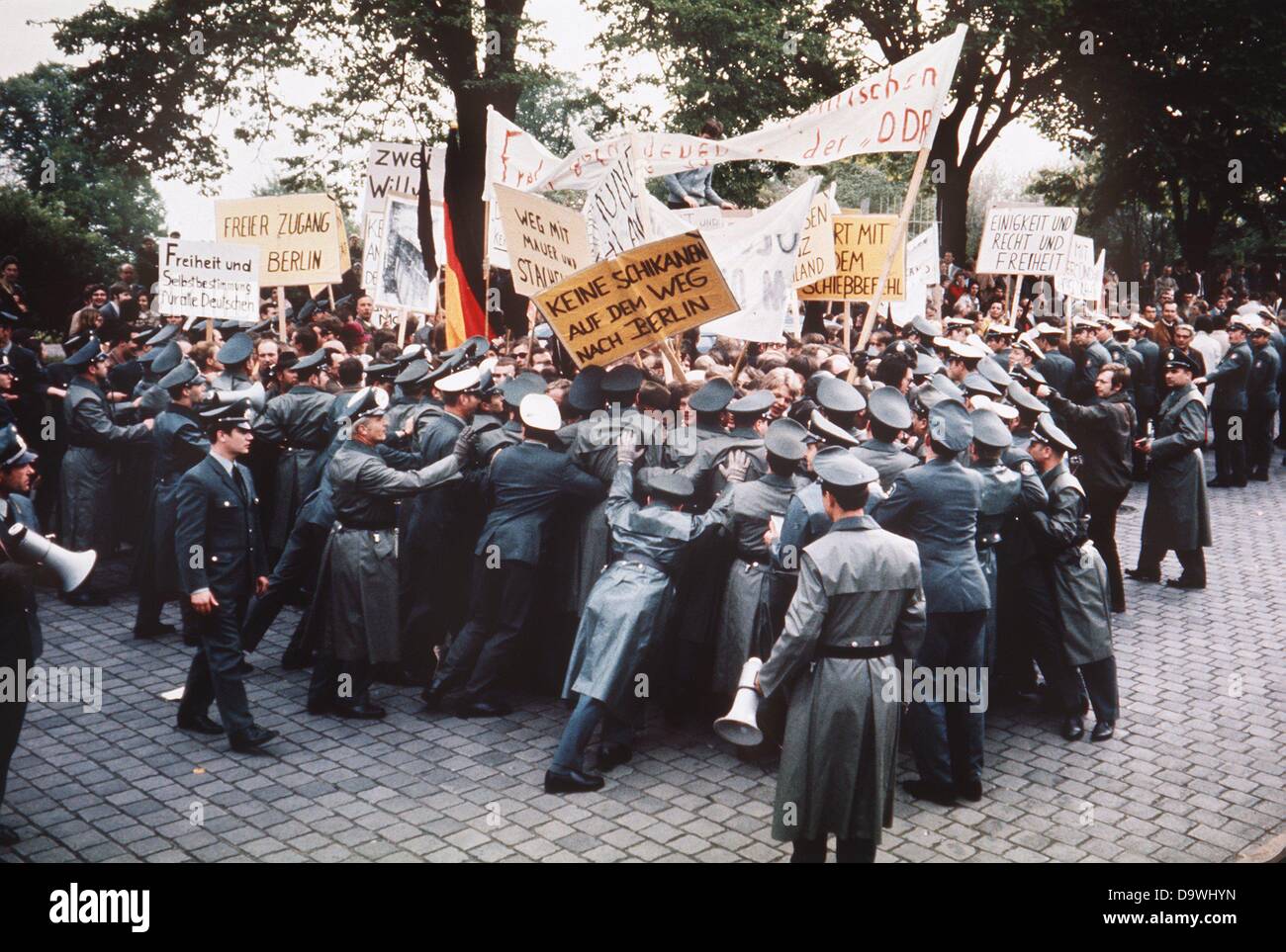 Partisans du NPD, qui font preuve de Kassel pendant à l'intérieur de l'Allemand parle, sont repoussés par la police le 21 mai en 1970. Par conséquent, président du conseil des ministres de la RDA Willy Stoph reportée la gerbe au monument aux victimes du régime nazi. Banque D'Images