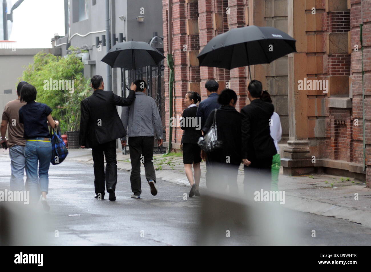 Chow Yun Fat et sa femme s'est rendu à un déjeuner avec des amis à Shanghai, Chine, le mercredi 26 juin, 2013. Banque D'Images