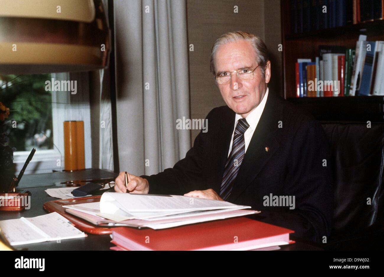 Le président allemand, Karl Carstens à son bureau dans la Villa Hammerschmidt à Bonn le 24 juillet en 1979. Banque D'Images