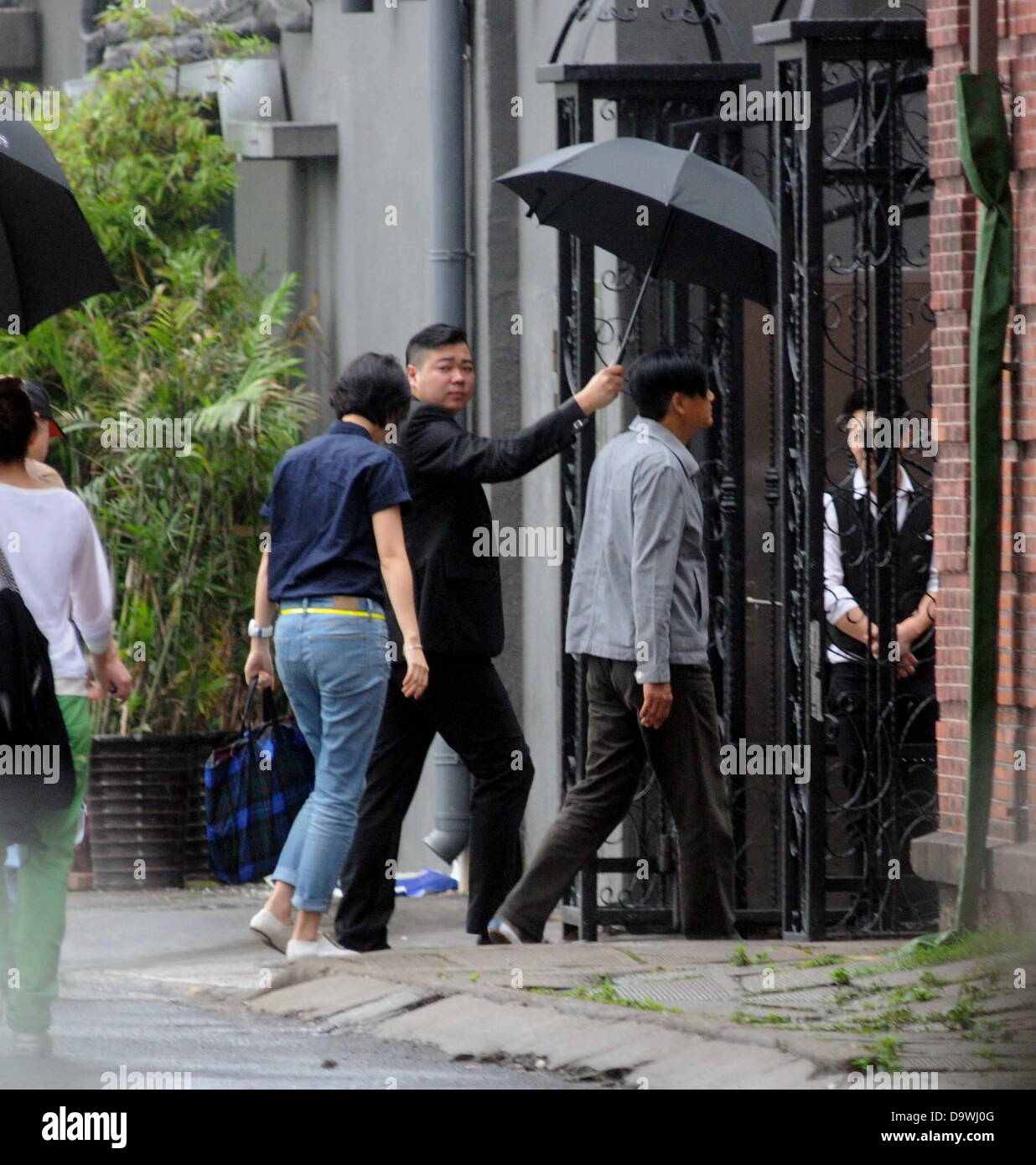 Chow Yun Fat et sa femme s'est rendu à un déjeuner avec des amis à Shanghai, Chine, le mercredi 26 juin, 2013. Banque D'Images
