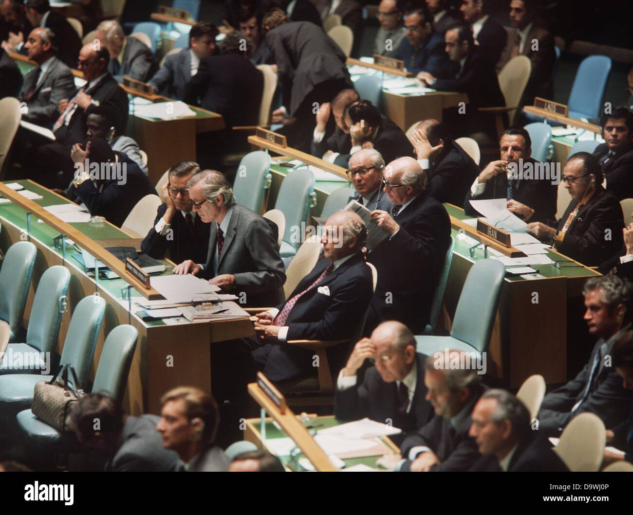 Les deux délégations allemandes sur leurs sièges à l'assemblée plénière de l'édifice de l'ONU à New York. Dans l'avant la délégation de la RDA avec le ministre des affaires étrangères, Otto Winzer, derrière l'allée la RFA délégation avec le ministre des affaires étrangères, Walter Scheel. Photographié le 18 septembre en 1973. Banque D'Images