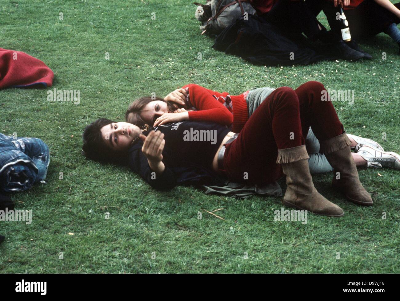 Un couple en amour embrasse dans un pré pendant le festival 'réunion commune' à Düsseldorf en mai 1970. Banque D'Images
