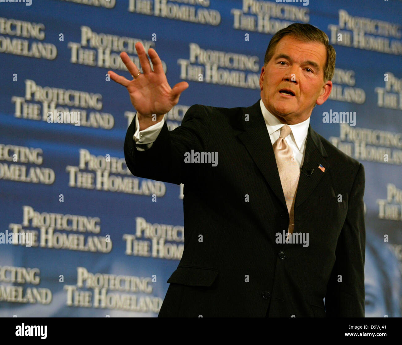 Le secrétaire Tom Ridge aborde les questions liées à la lutte contre la drogue lors d'une conférence de presse. Son discours porte sur les efforts continus du Service des douanes et de la protection des frontières des États-Unis pour lutter contre le trafic de drogue et sécuriser les frontières américaines. Banque D'Images
