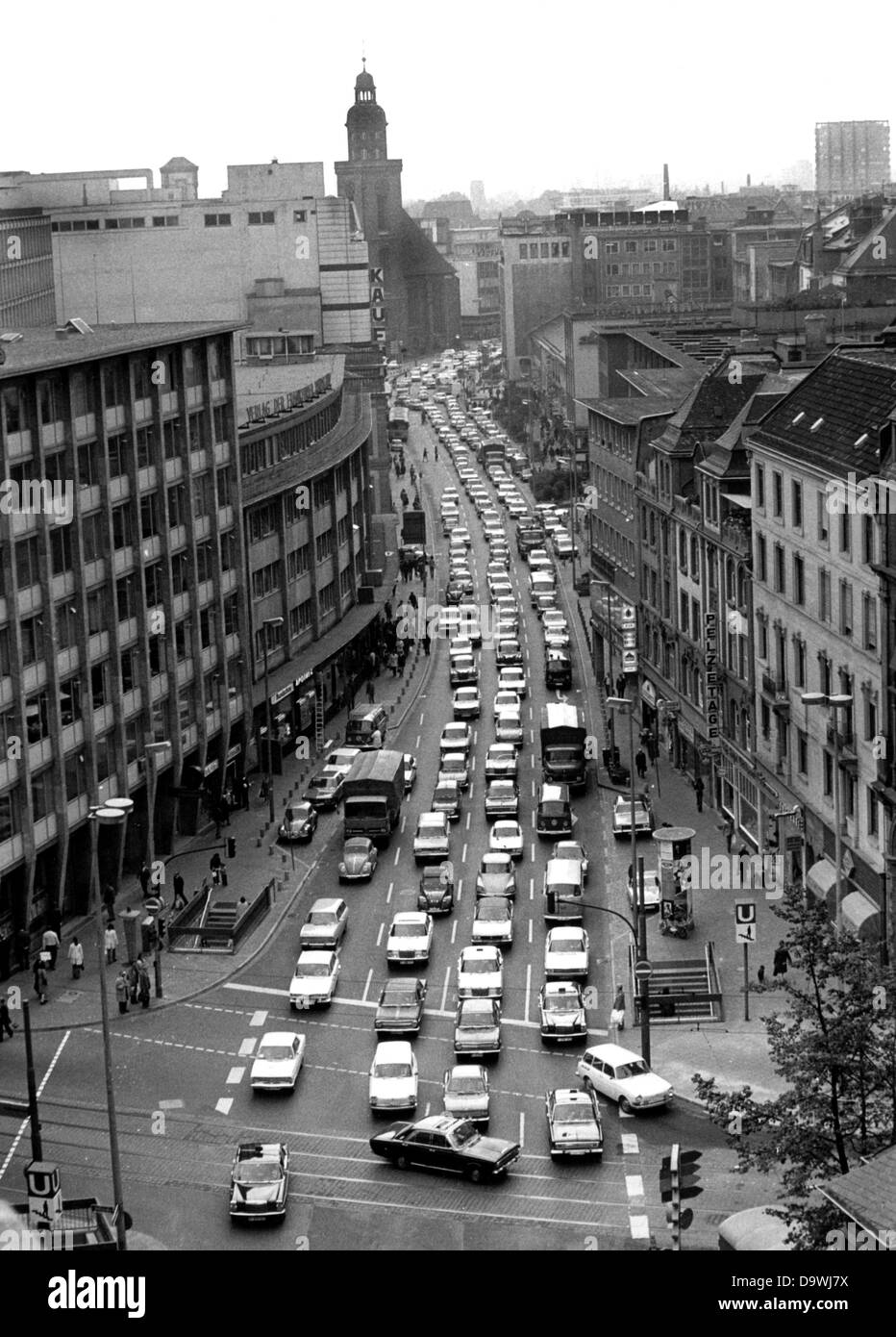 Voir la circulation le chaos dans la Grosse Eschersheimer Street à Frankfurt am Main le 26 septembre en 1972. Les rues étaient bloquées à cause de la début de la construction du chemin de fer clandestin, menant à un chaos de la circulation. Banque D'Images