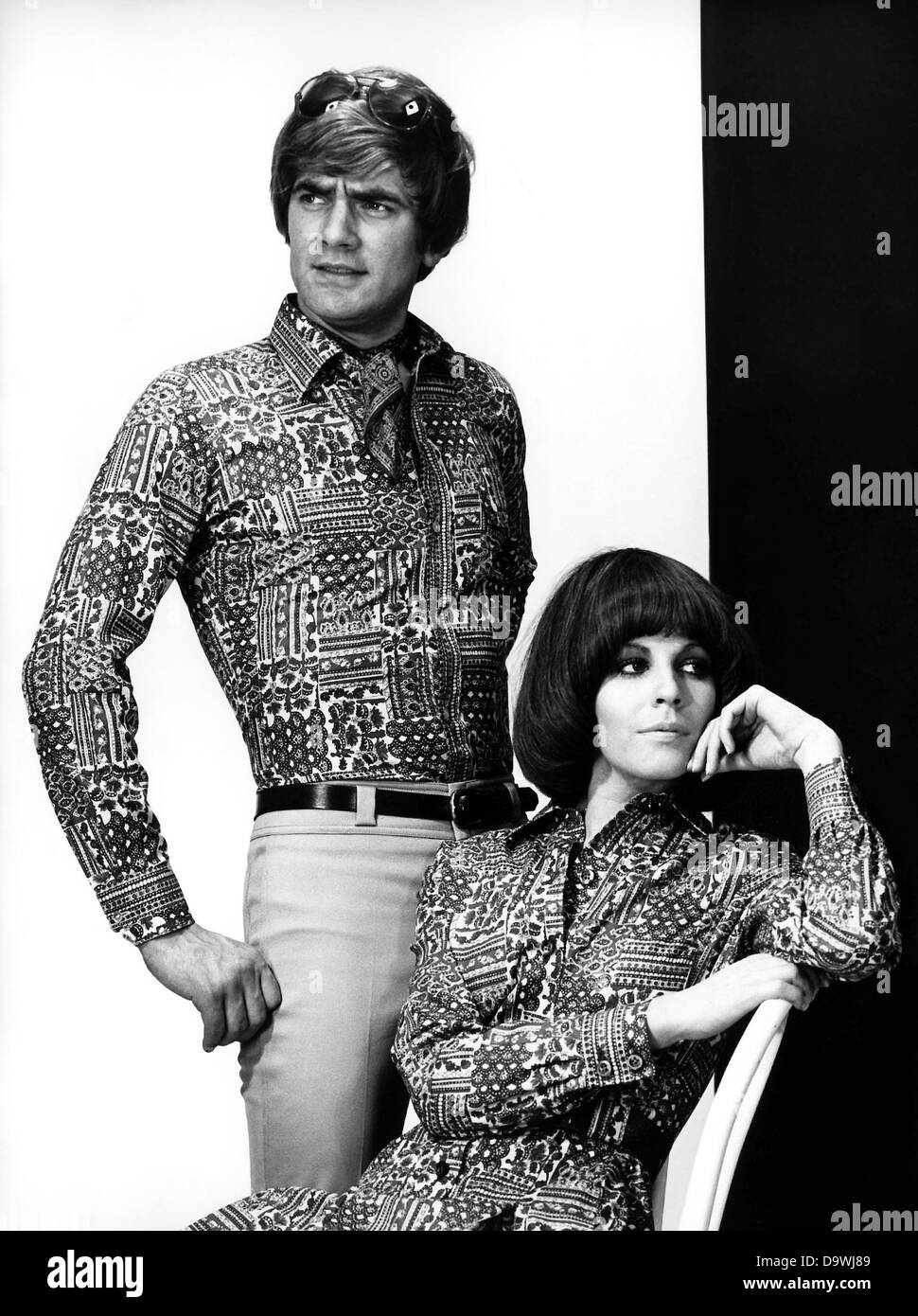 Vêtements correspondant pour 'lui' et 'elle' : Shirt et vêtements sont faits du même matériau. Photo de novembre 1970. Banque D'Images