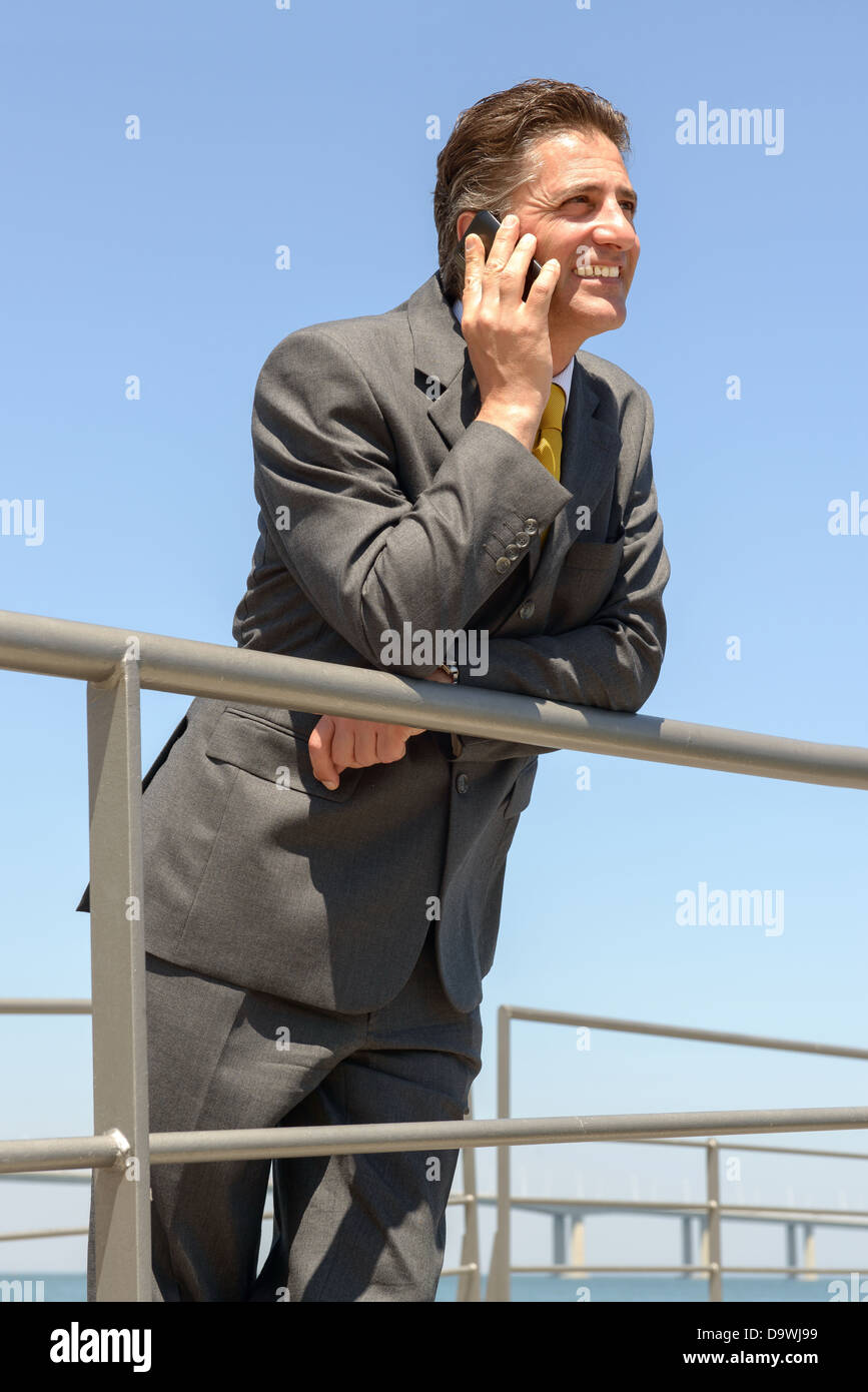 Businessman outdoors with cellphone Banque D'Images