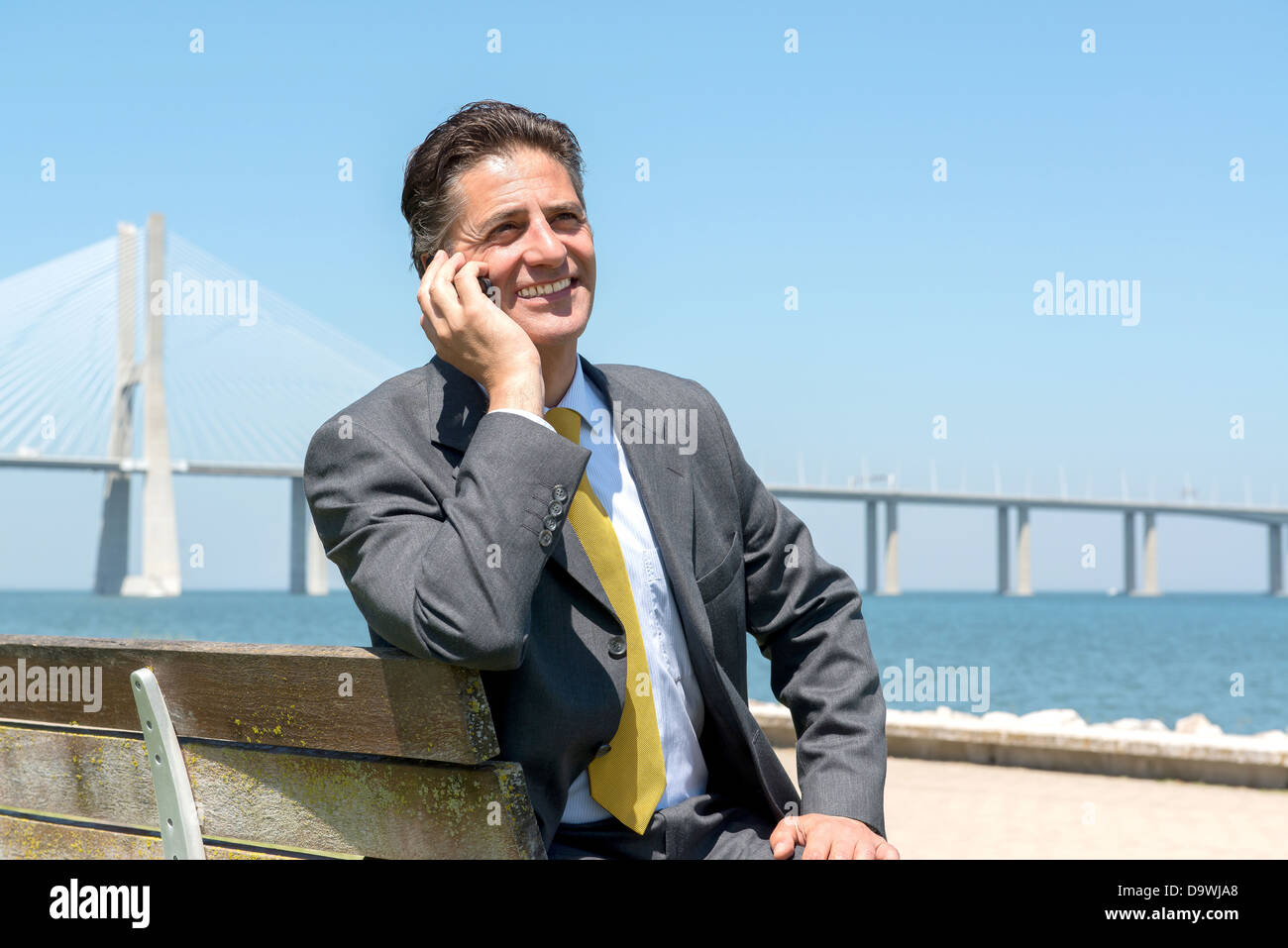 Businessman outdoors with cellphone Banque D'Images