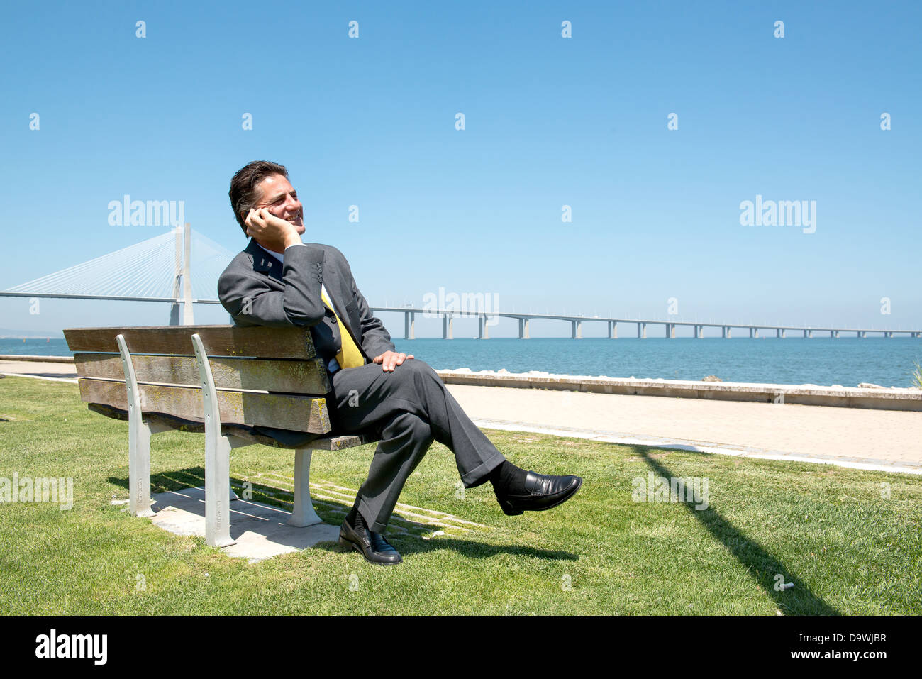 Businessman outdoors with cellphone Banque D'Images