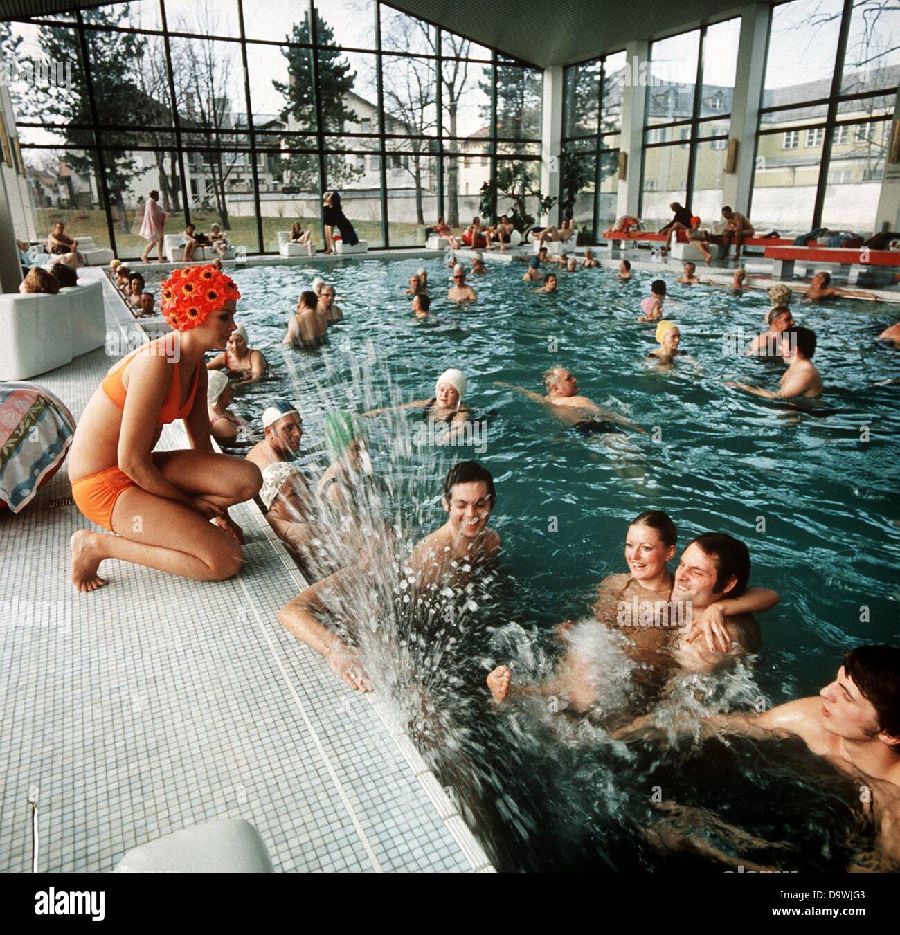Un groupe de jeunes bénéficie d'une piscine couverte à Alpamare Bad Toelz en Haute-bavière (photo non datée). Banque D'Images