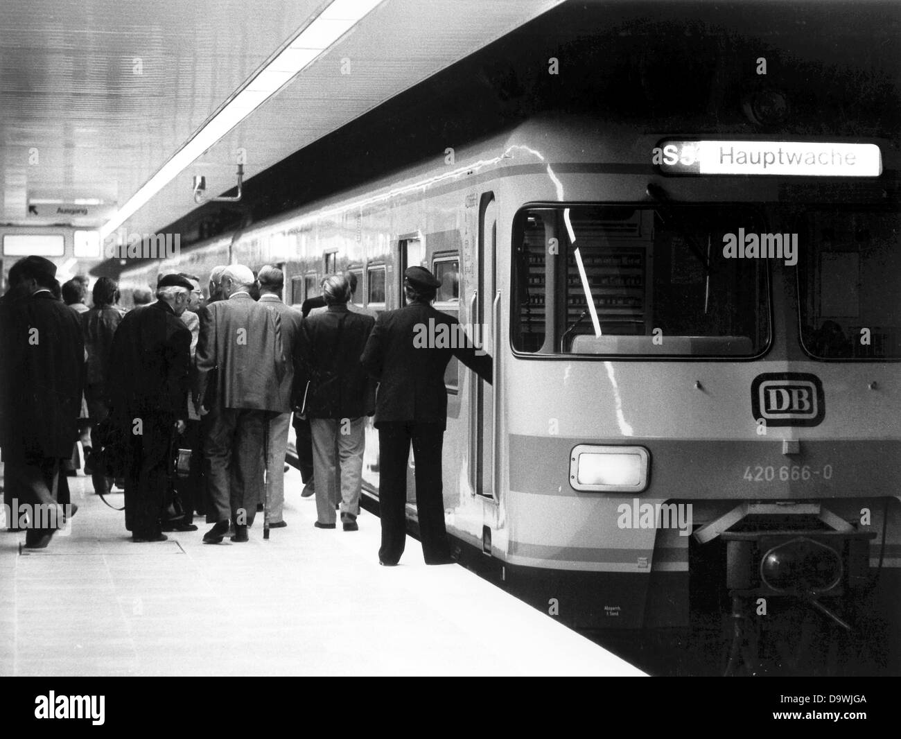 Essai de fonctionnement d'une ligne de banlieue S5 en direction de Hauptwache le 22 mai en 1978. Le train de banlieue n'aura pas son dernier arrêt à la gare principale de Francfort, mais vont à la ville intérieure pour le début de l'horaire d'été le 28 mai en 1978. Banque D'Images