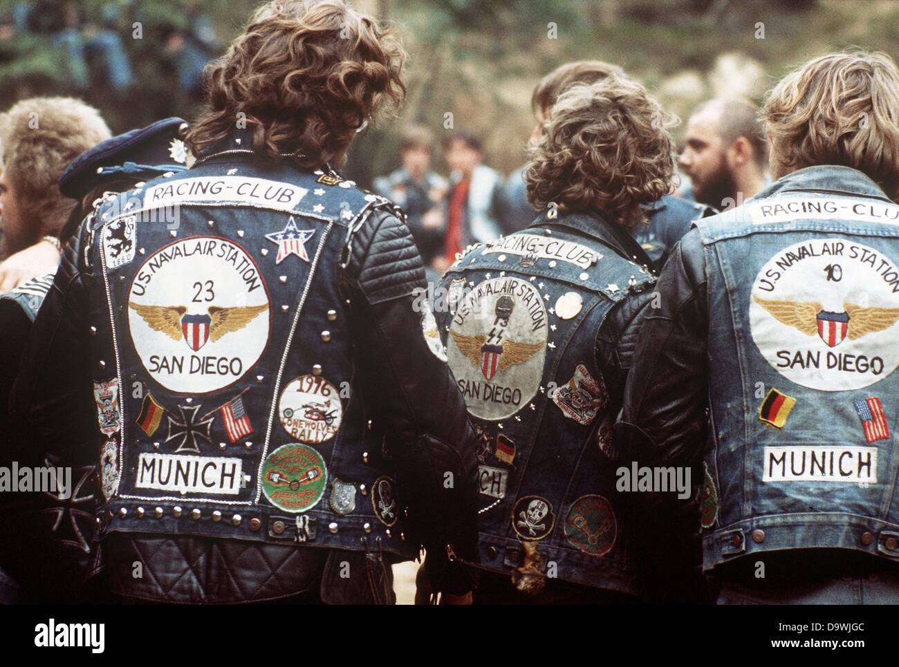 Rockers en jeans vestes avec les toiles appliquées au cours d'une réunion à bascule emblèmes à Buxtehude en Basse-saxe le 11 septembre en 1976. Banque D'Images