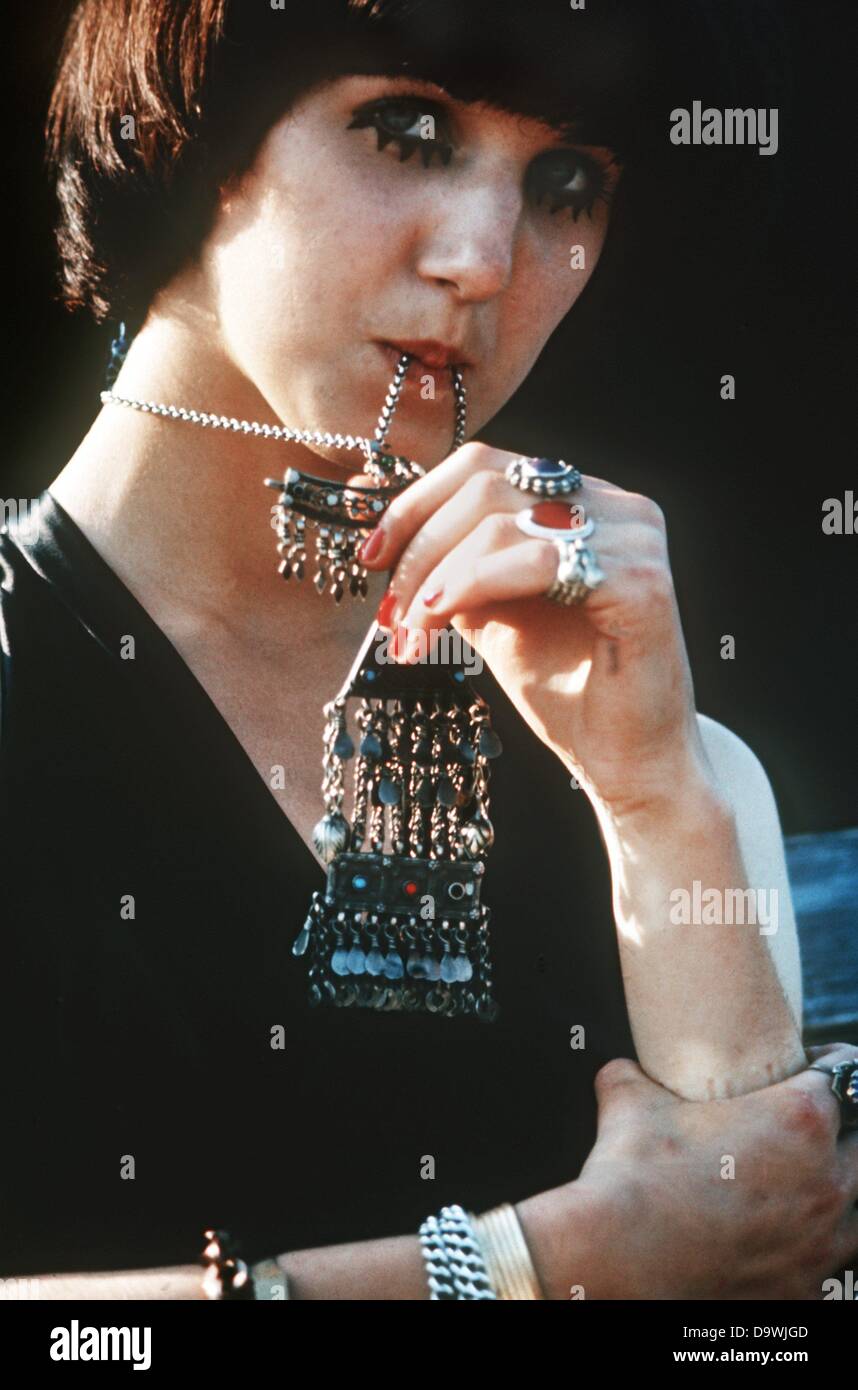 Une jeune femme aux bijoux qui est typique des années 70. Banque D'Images