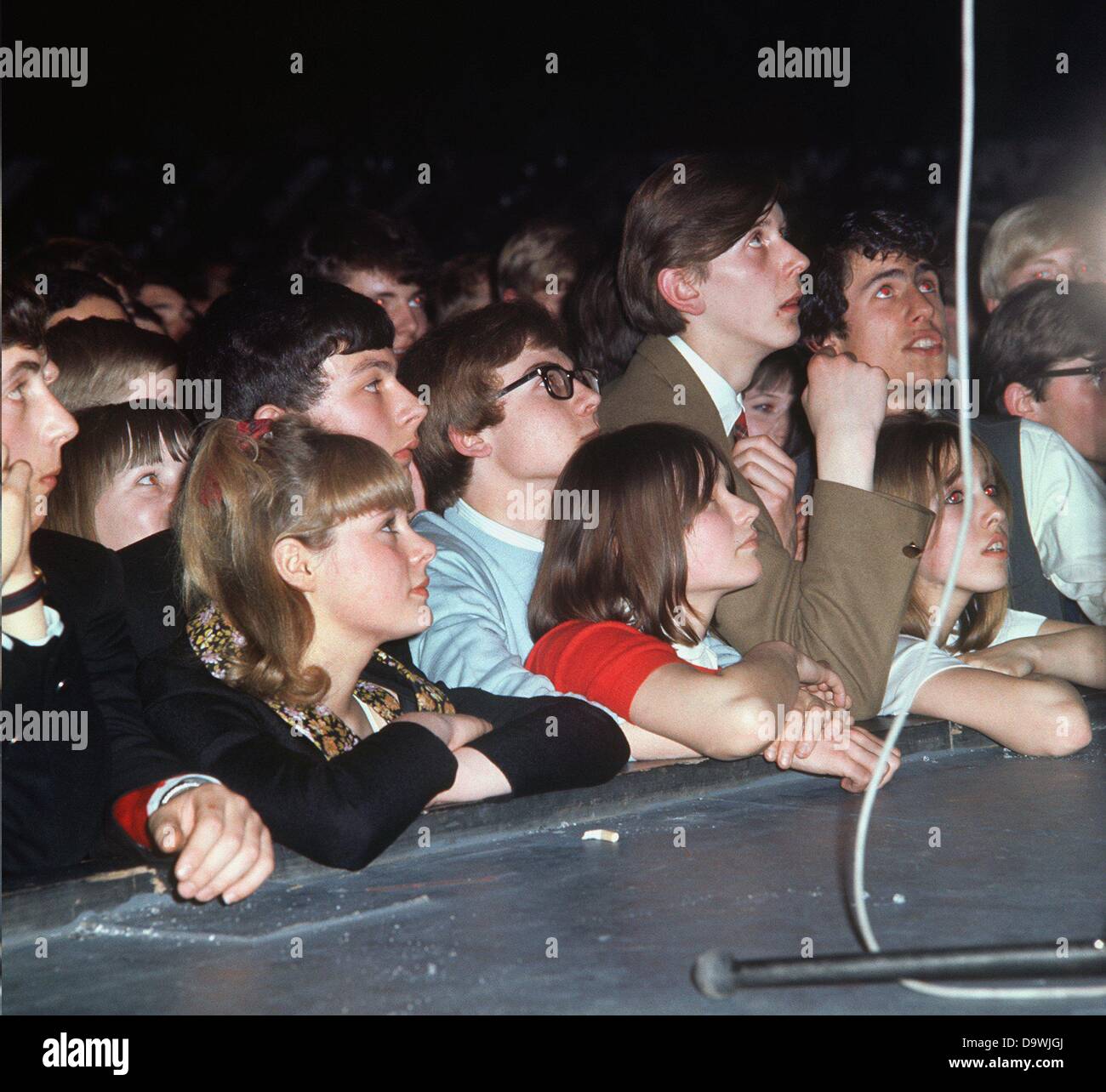 Fans adolescents écouter les rythmes d'un groupe de battements dans les années 1970. Banque D'Images