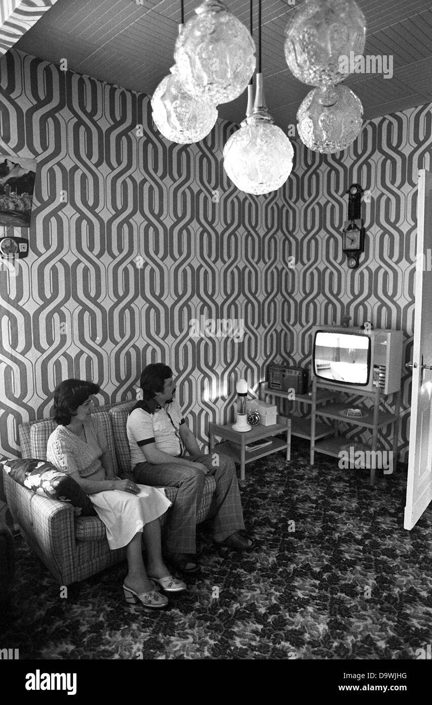 Un couple turc regarde la télévision dans son salon moderne (photo à partir du 25 juillet en 1978). Environ 38 500 employés turcs et 85 500 membres de la famille vivent dans l'ouest de Berlin en 1978. Banque D'Images