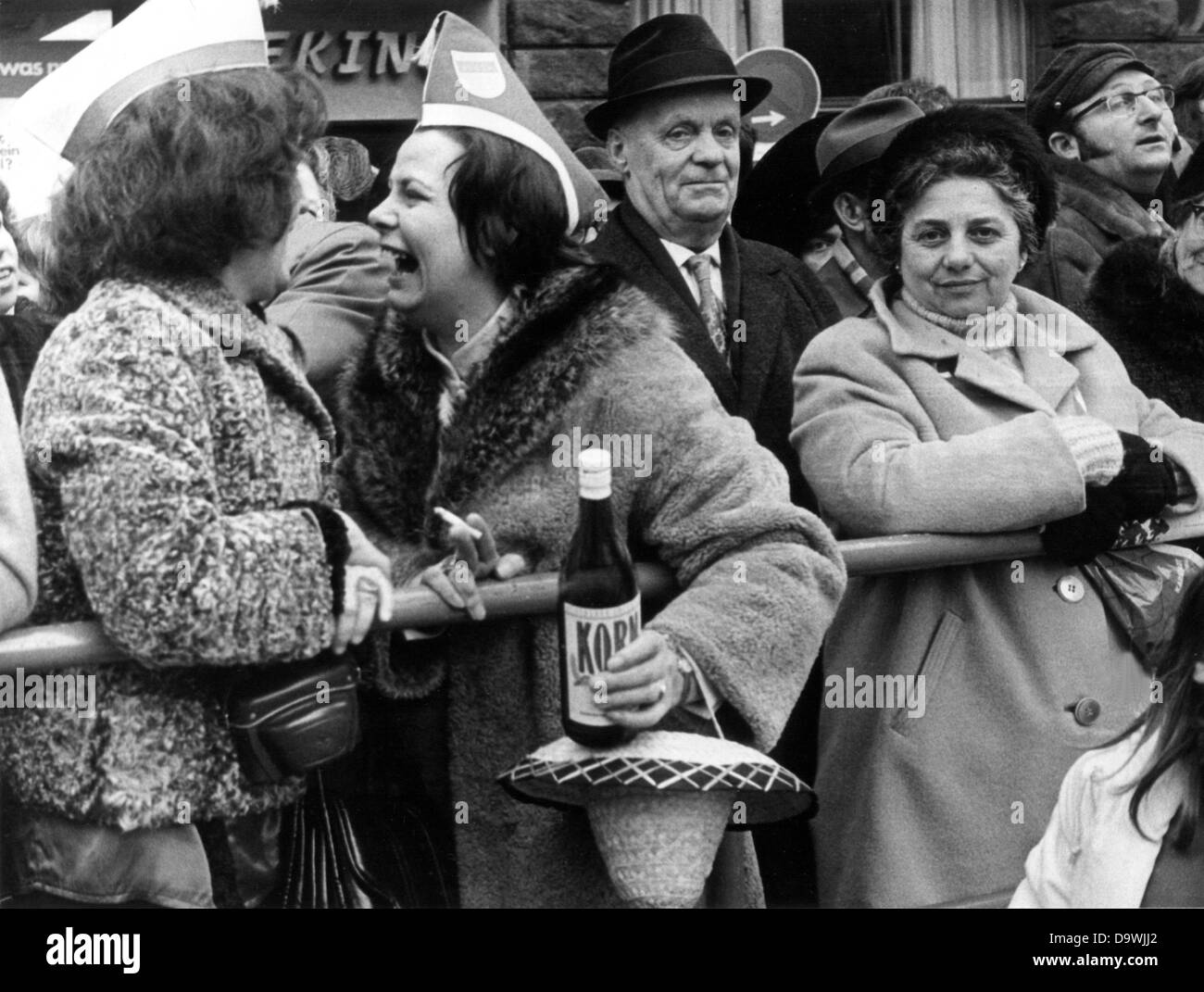 Carnaval heureux fêtards s'attendre le 15 février 1972 à Cologne sur le champ sur la Rose parade lundi, qui est cette année sous le slogan "Nous sommes tous petits Sünderlein'. Banque D'Images