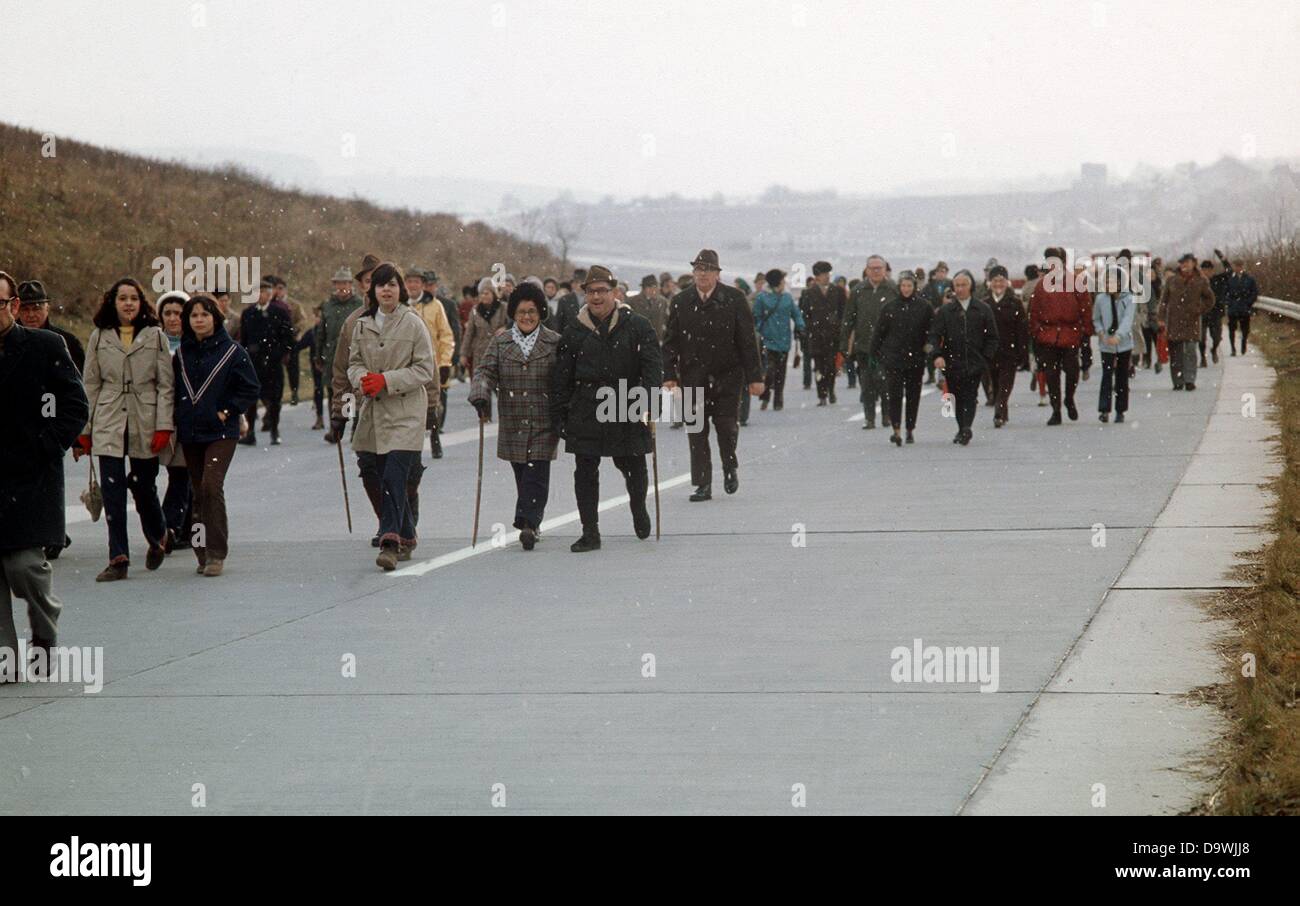 Le Club alpin de la Souabe erre à travers une nouvelle partie de l'autoroute la plus Weinsberg-Moeckmuehl le 9 décembre en 1973, le troisième carless, imposé dimanche en raison de la crise du pétrole. Banque D'Images